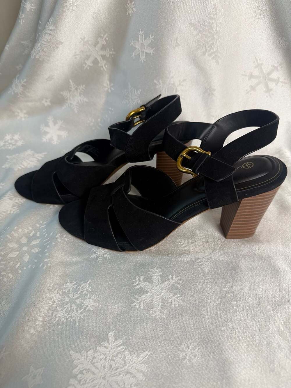 Giani Bernini Black Strappy Block Heel Sandals Size 8 Gold Buckle Quiet Luxury